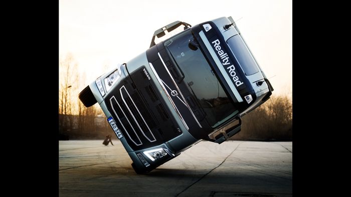 Στο νέο προωθητικό βίντεο που παρουσίασε η Volvo Trucks, ένας τράκτορας FH καταφέρνει να κινηθεί στους δύο τροχούς!