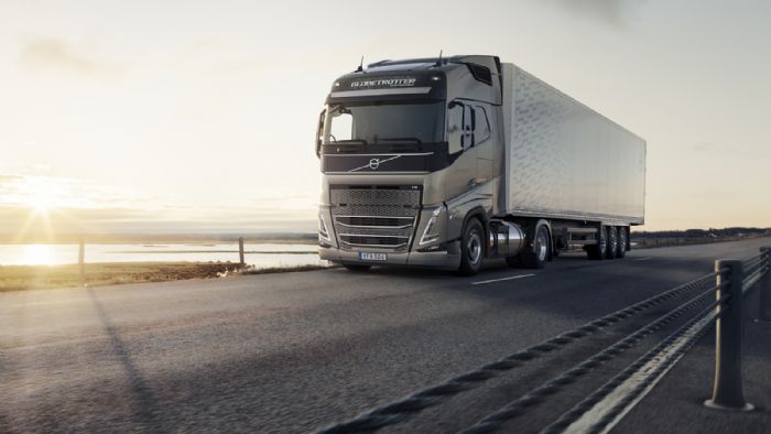 Η Volvo Trucks προσφέρει τόσο το κορυφαίο FH με δυνατότητα χρήσης του υγροποιημένου φυσικού αερίου (LNG) ως καύσιμο…