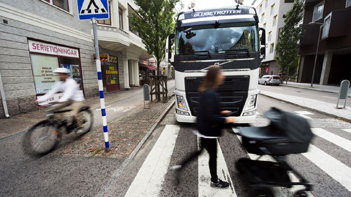 Η νέα τεχνολογία της Volvo Trucks φιλοδοξεί να εξαλείψει τα τροχαία ατυχήματα στα οποία εμπλέκεται κάποιο όχημα της σουηδικής εταιρείας.