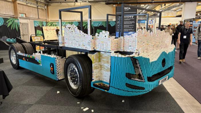 Το Volvo από LEGO σχεδιάζεται ώστε, όταν ολοκληρωθεί, να μπορεί να κινηθεί με ηλεκτροκινητήρες. Το Volvo από LEGO σχεδιάζεται ώστε, όταν ολοκληρωθεί, να μπορεί να κινηθεί με ηλεκτροκινητήρες.