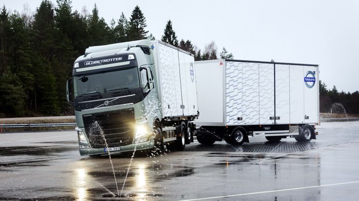 Ένα νέο, εξαιρετικά σημαντικό, σύστημα ελέγχου της οδικής συμπεριφοράς των φορτηγών της με την ονομασία Stretch Brake παρουσίασε η Volvo Trucks.