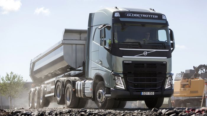 Η Volvo Trucks προσφέρει μια νέα τεχνολογία ανύψωσης ενός από τους συζυγείς κινητήριους άξονες των βαρέων φορτηγών της, με σαφή οφέλη στην οικονομία.