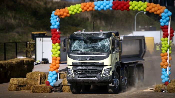 Στο νέο βίντεο της Volvo Trucks, το σκεπτικό ήταν απλό. Ένα χωματουργικό FMX, εφοδιάστηκε με συστήματα που επιτρέπουν τον τηλεχειρισμό του. 