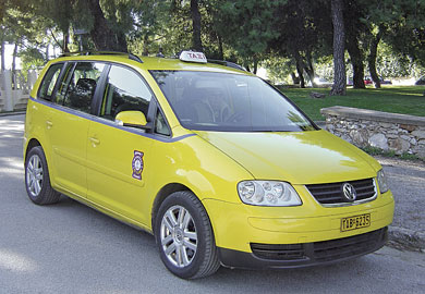 Επαγγελματίας με  VW Touran Taxi 