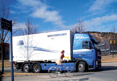 Εξαλείφοντας τα «νεκρά σημεία» στα Volvo Trucks Μειώνοντας τα ατυχήματα στις διασταυρώσεις