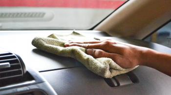 Καθαρίστε το εσωτερικό του οχήματός σας