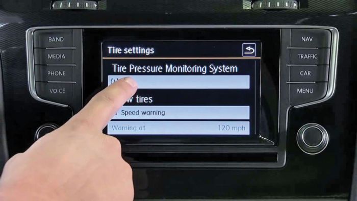 Το σύστημα ελέγχου πίεσης των ελαστικών στέλνει σε πραγματικό χρόνο και ασύρματα δεδομένα στον πίνακα οργάνων για την πίεση των ελαστικών.