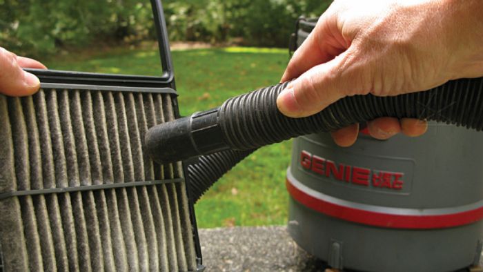 Αν δεν έχετε κοντά σας βενζινάδικο για να χρησιμοποιήσετε πιεσμένο αέρα, δοκιμάστε να καθαρίσετε το φίλτρο με την ηλεκτρική σκούπα.	