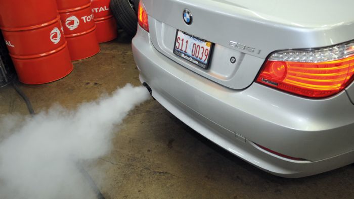 Το πιο συνηθισμένο σύμπτωμα όταν ο κινητήρας καίει λάδια, είναι η εκπομπή λευκού καπνού από την εξάτμιση. 