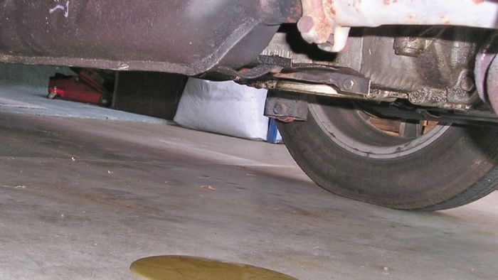 Αν δείτε κηλίδες λιπαντικού κάτω από το αυτοκίνητό σας κατευθυνθείτε αμέσως στο πλησιέστερο συνεργείο, προκειμένου να επισκευαστεί η βλάβη.