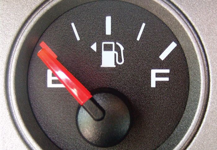 Στην περίπτωση που μείνετε από βενζίνη, συνήθως όλες οι εταιρείες χρεώνουν τον πελάτη, καθώς η ακινητοποίηση του οχήματος γίνεται με υπαιτιότητα του οδηγού. 