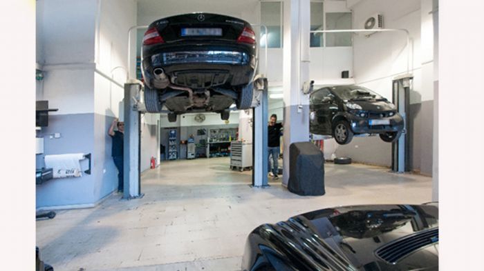 Το εξειδικευμένο συνεργείο Best service βρίσκεται στον Πειραιά (Τζαβέλλα 61) και παρέχει υπηρεσίες συντήρησης, επισκευής και αναβάθμισης αυτοκινήτων, με εξειδίκευση στα μοντέλα Mercedes, BMW, MINI & s
